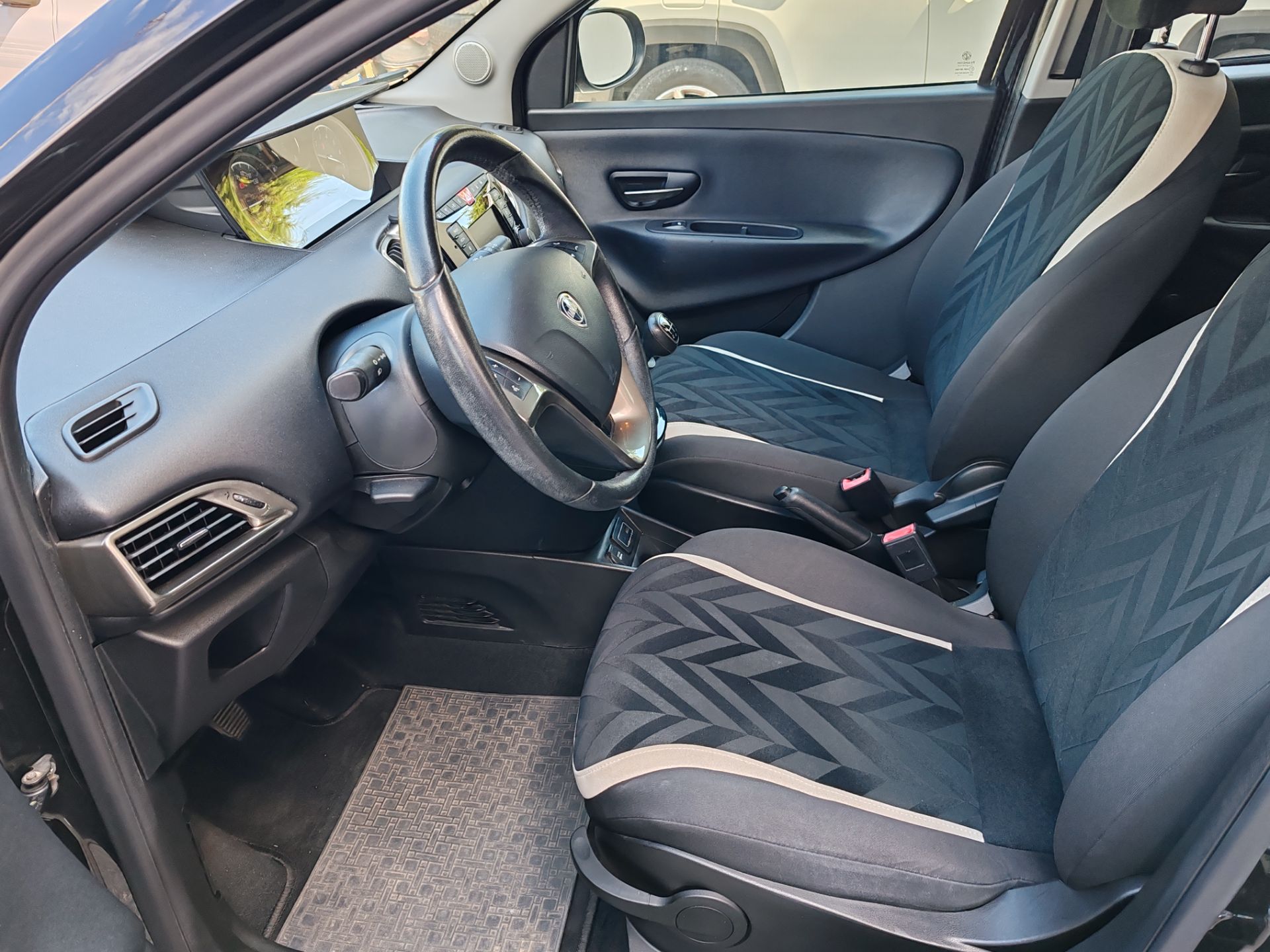 Lancia Ypsilon 1.2 69 CV 5p. GPL Ecochic Gold