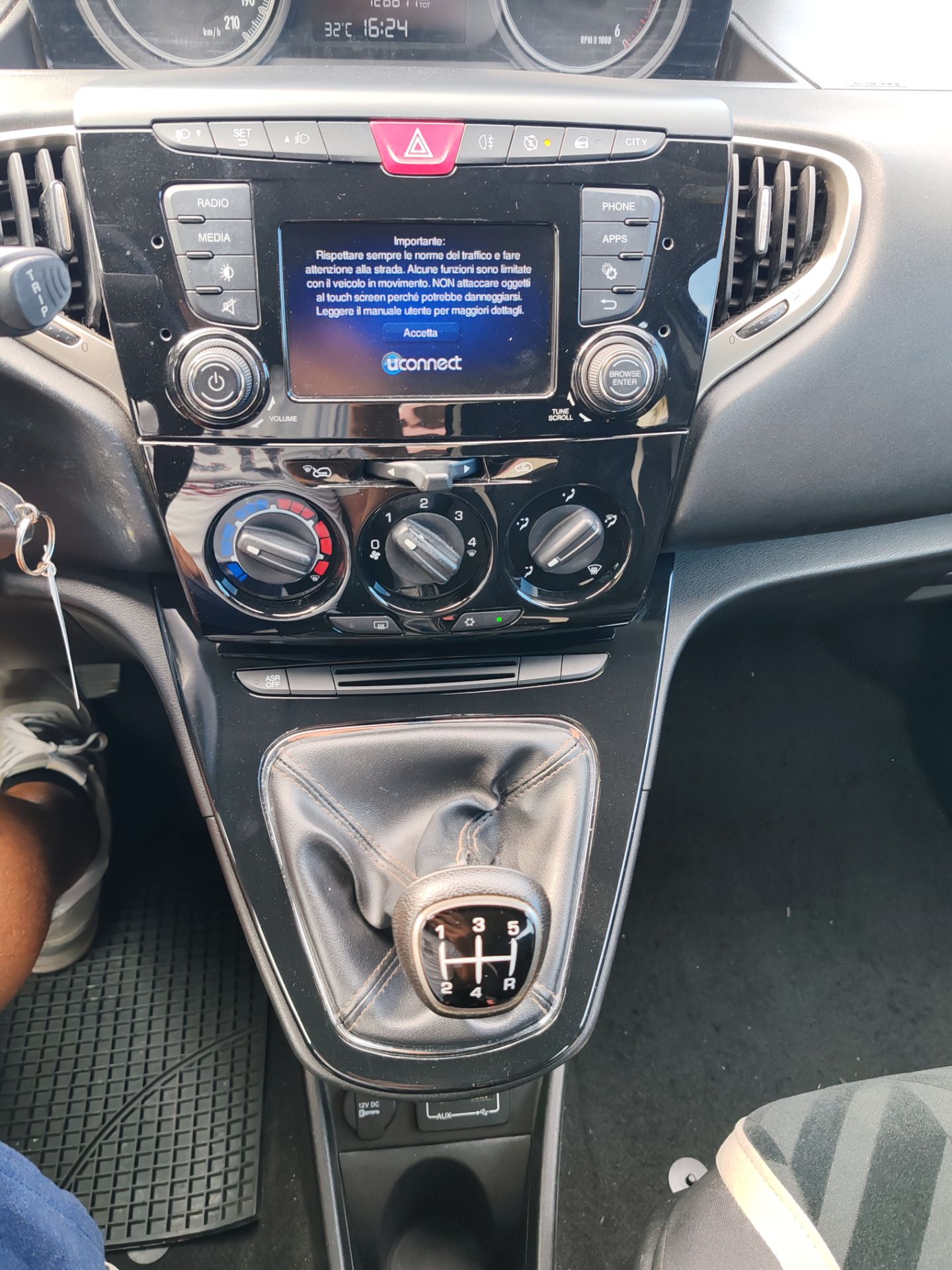 Lancia Ypsilon 1.3 MJT 95 CV 5p. S&S Gold