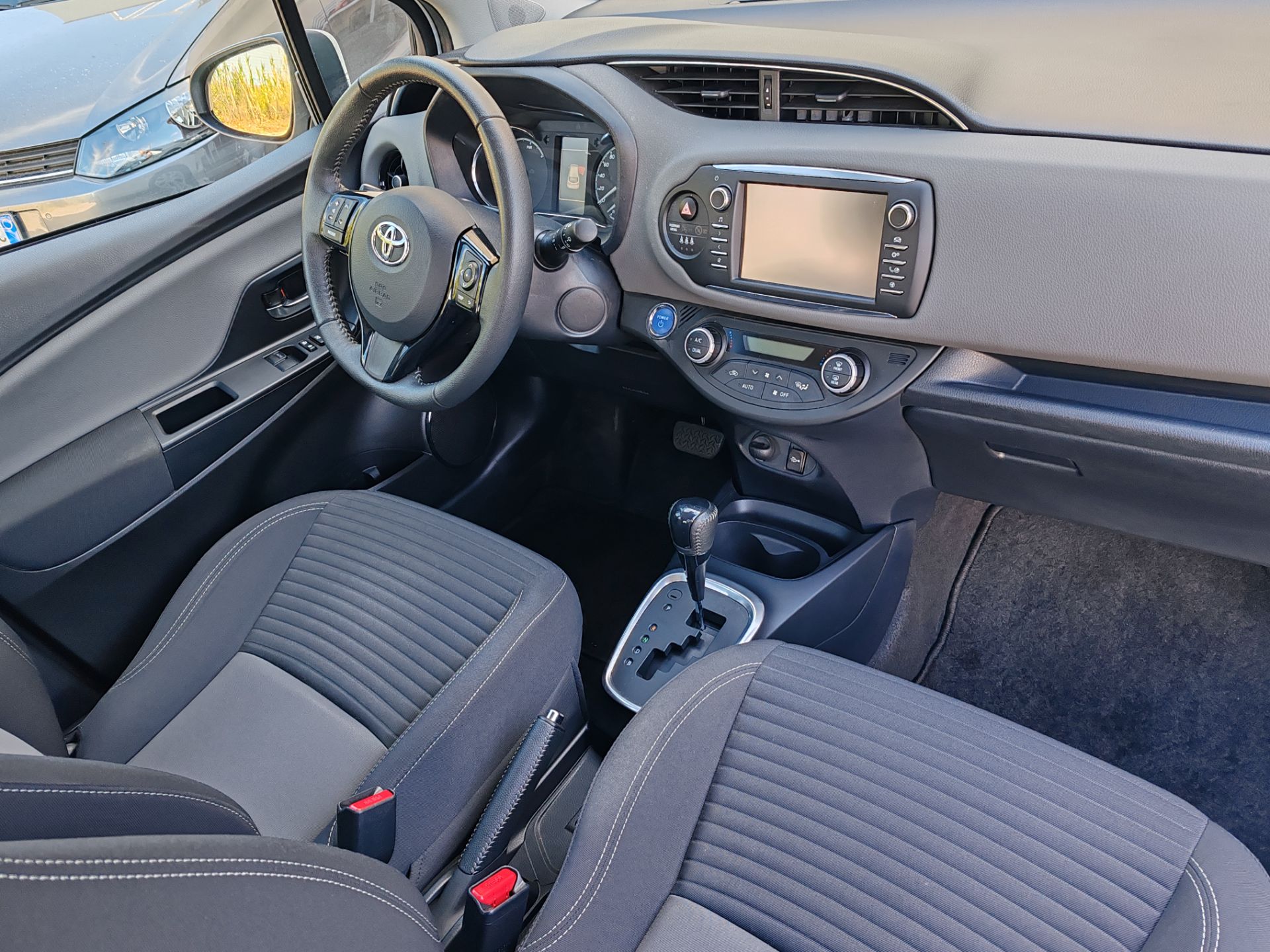 Toyota Yaris 1.5 Hybrid 5p. Business