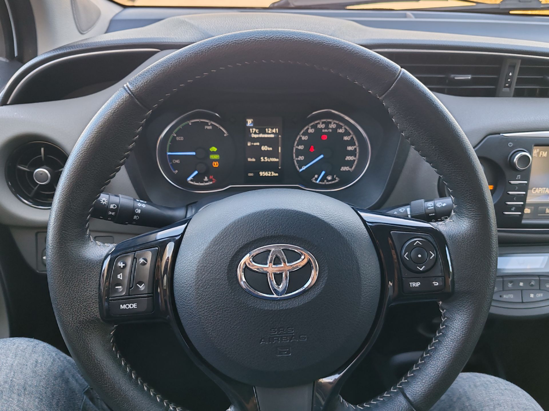 Toyota Yaris 1.5 Hybrid 5p. Business